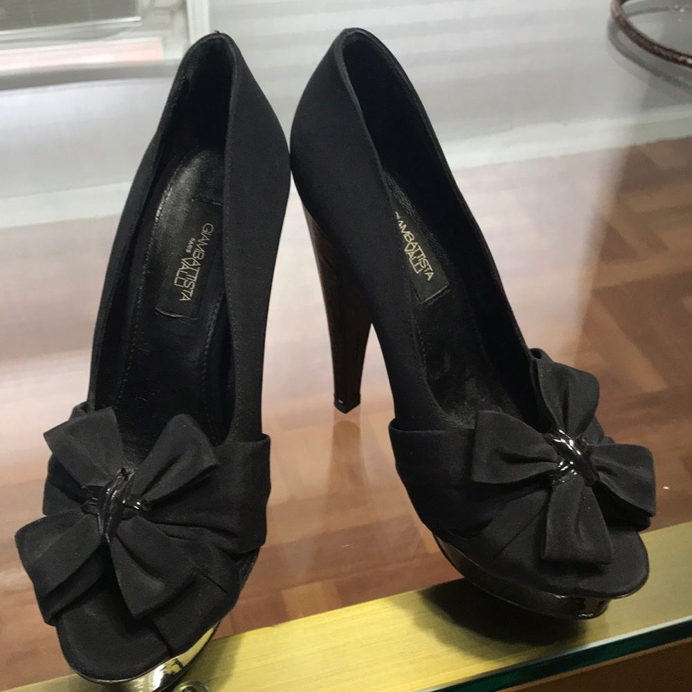 Black pumps